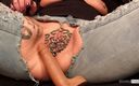 Dominatrix Frida: 그녀의 피어싱과 문신을 한 보지를 가지고 노는 청바지의 KinkyFrida