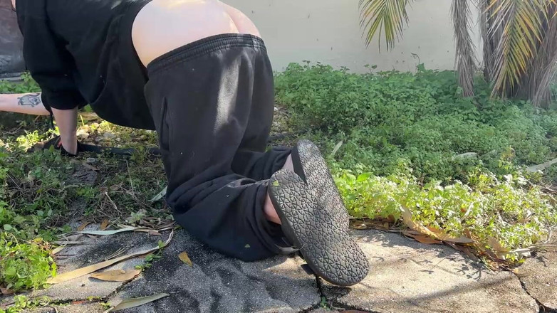 Riley Daniels: Jardinage, fesses en plein air