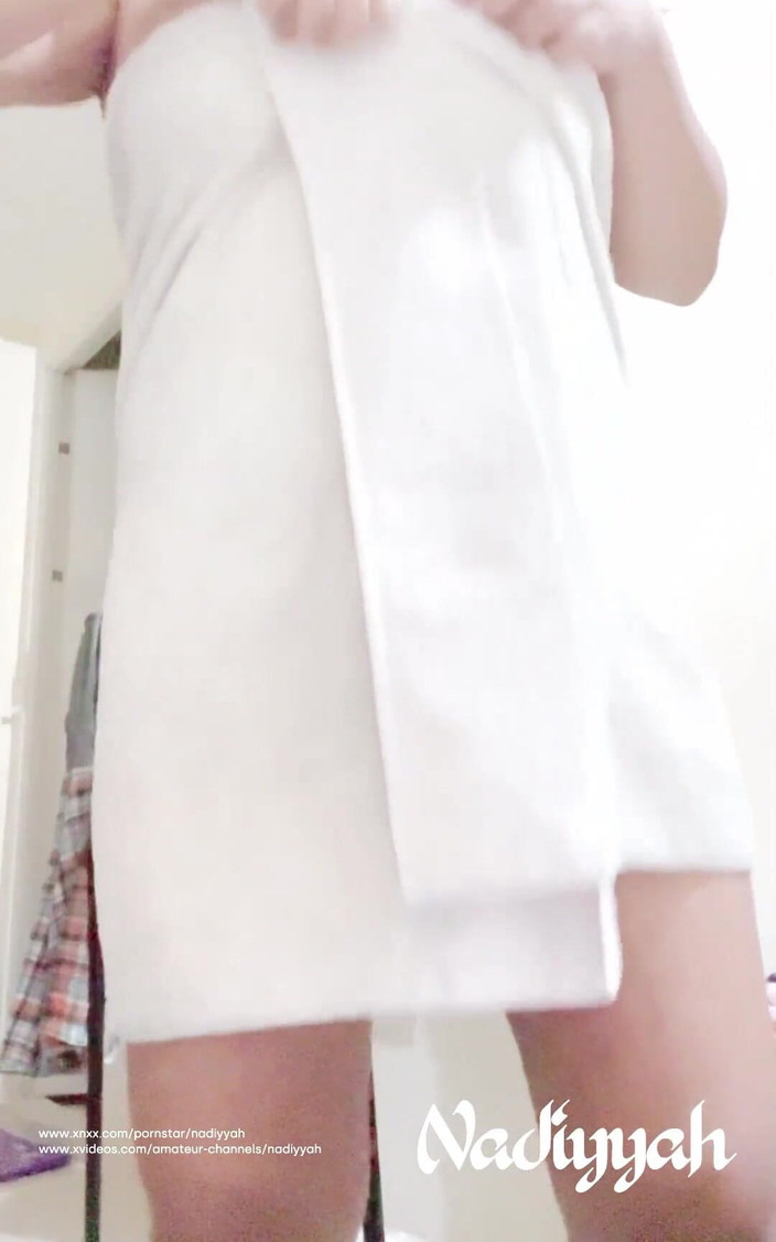 Priya Emma: Wanita Arab menunjukkan tetek besar semula jadi dan pepek berbulunya