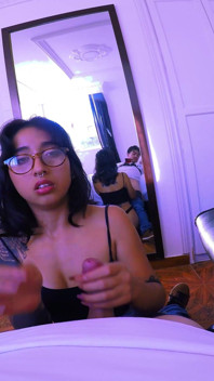 Awek bertatu seksi memberikan blowjob selepas latihan