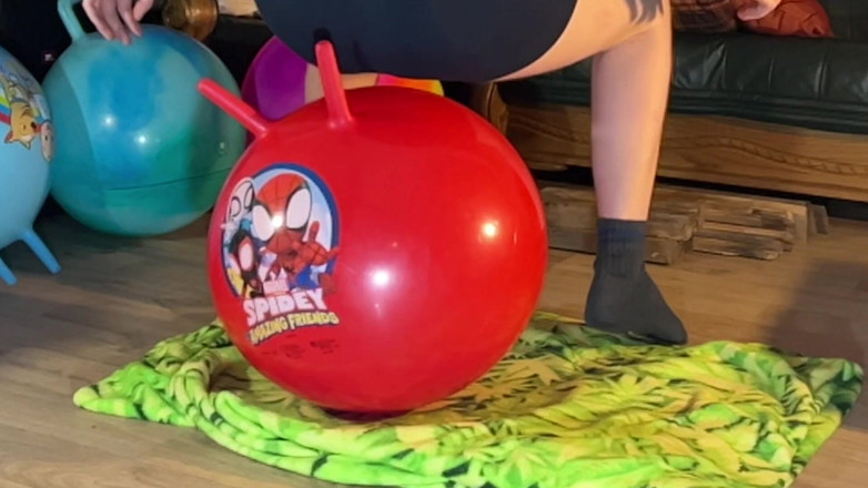 BeachBallsDuo: Rimbalzando su hopperball rosso - non pop 