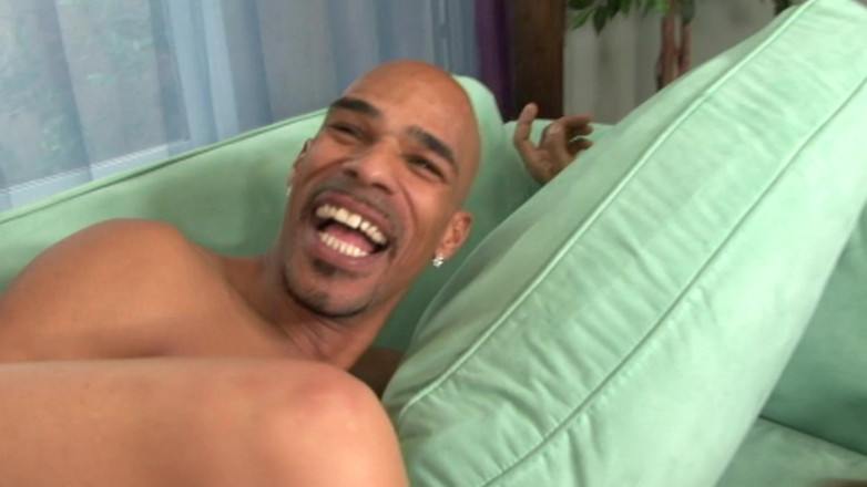 CBD Media Interracial: Calda moglie con corpo magro ha relazione con il postino