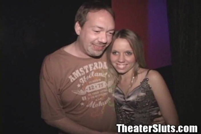 Theater Sluts: Minik memeli minyon iyi kız tiyatroda grup sekste yaşlı erkeklerin...
