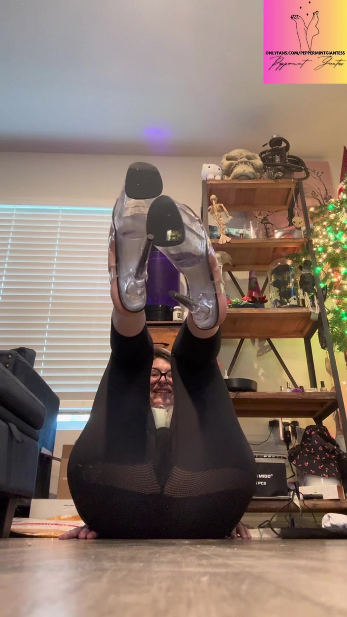 Peppermint Giantess: 8 inç topuklu ayakkabı boyutu 14 fit boyut 16 feet yapıyor