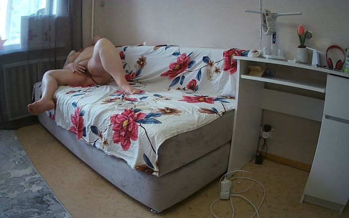 Zona901: Přítelkyně tráví čas masturbací své velké chlupaté kundičky s hračkami