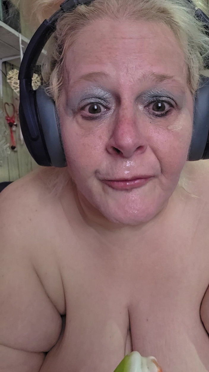 HerculesnVENUS: Une grosse pipe bâillonnée dans la bouche de cette pute...