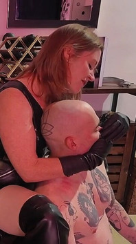 Sensual Leather Handsmothering with Inanna Justice