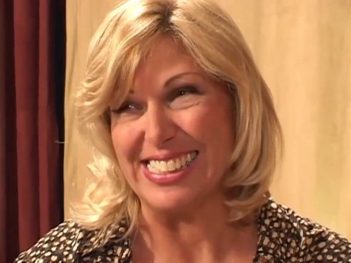 Milf in Love: Blonde milf houdt van de grote lul in poesje in...