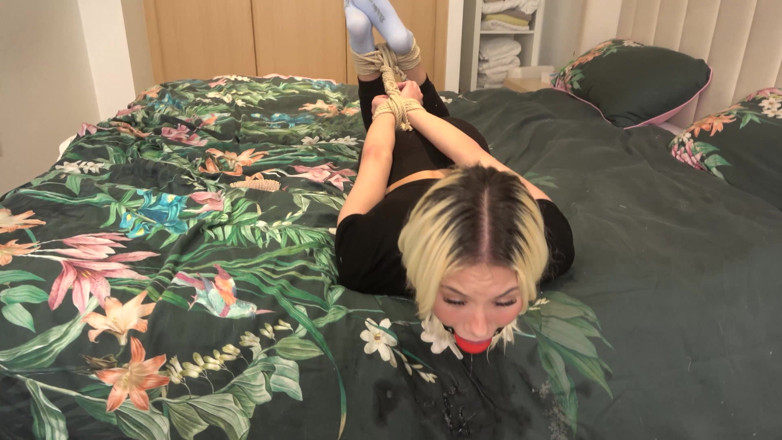 Latina Fetish: Латина и Lilly дилемма расческой: связанная и щекотка мучения, кульминацией в повороте таблиц и связанной по рукам расческой щекотка! (4K)