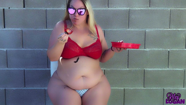 RileyLogan: Logan Feeds Riley Chocolate Covered Strawberries Before Dinner