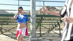 Leon Lambert Girls Twerk Parties CFNM: Sexy brunetka roztleskávačka vysokoškolská kočička podvádí přítele a svádí starého...