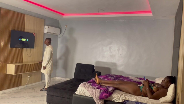 Sex naija 1: Ebenholz-studentin besucht freund nach der schule, um rohen hardcore zu...