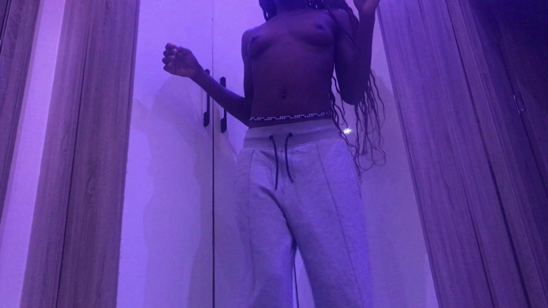 Browngurl234: Sudut pandangan pertama eboni celah seksi menggoncang lengkungnya dalam dan...