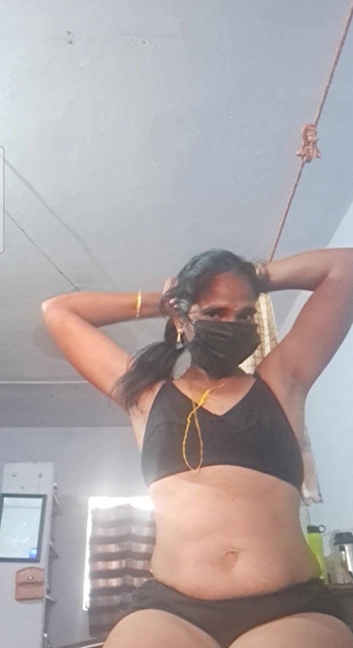 Jayaselvi: Tamil-tante vingerend en urine doorgeven