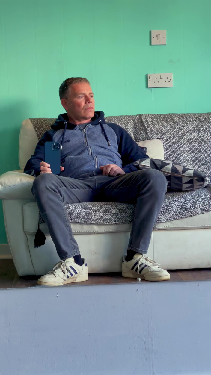 NakedFoxx: Tukang cukur baju berisiko ngusap sperma sampai orgasme sama orang-orang...