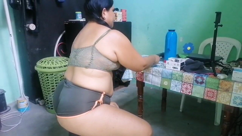 Adribella69: Adik tiriku yang mesum pamer pantat bahenolnya di kantor supaya...