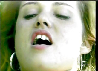 Teens Get it Hard: Teen vintage viene scopata dopo aver succhiato il cazzo all'aperto