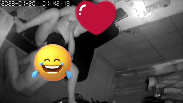 Publicphuongly: Gift par som älskar på soffan - intimt ögonblick fångat för minnen