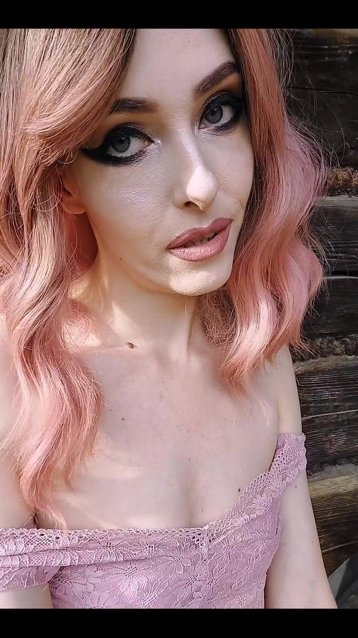 Lilianna20: Sore ini cuaca sangat bagus, sempurna untuk memamerkan payudaraku di...