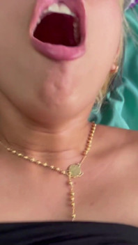 I See That My Sexy Latina Stepsister Is Very Bored at Home so I Decide to Distract Her a Bit by Putting