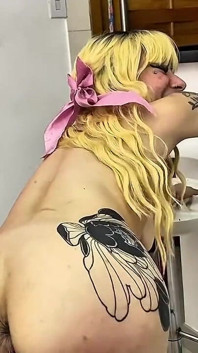 雇佣老公和穿着皮草的家庭主妇发生关系