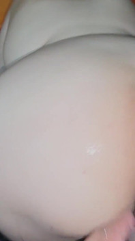 Můj zadek je tak rozbitý a volný, že se tam skoro vejde obrovské dildo a obě pěsti
