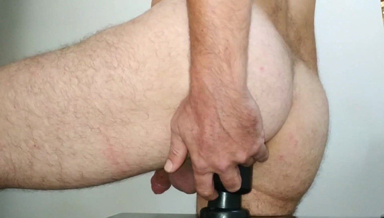 Dildofuckerxxx: 骑乘巨大的假阳具和插头
