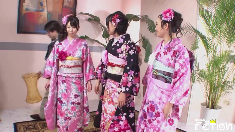 Pure Japanese adult video ( JAV): Três gatas japonesas chupam um grupo de homens com paus...