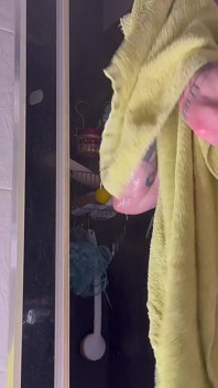 Douche torride, corps sexy et bite sexy après cela