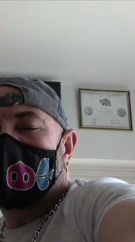 Un joven de 20 años se acuesta con un hombre guapo y barbudo
