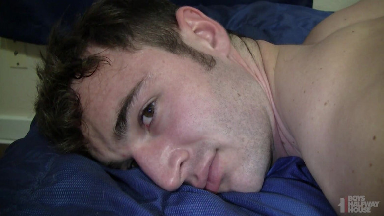 Boys half-way house: Sırıtarak daha da kötüleştiriyor