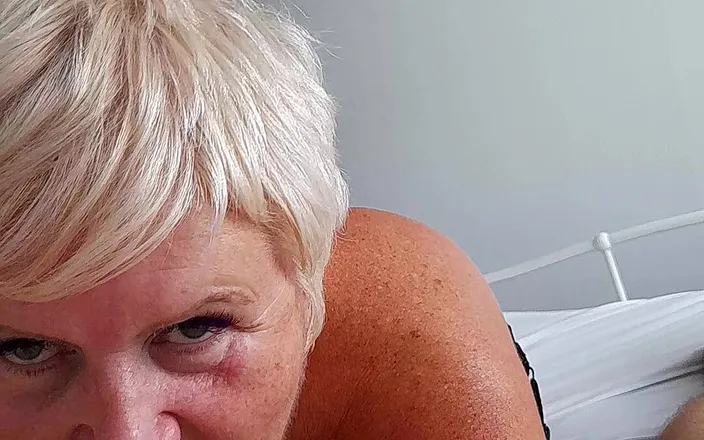 Uk Joolz: Wanking the plumber. Bursting his pipe!