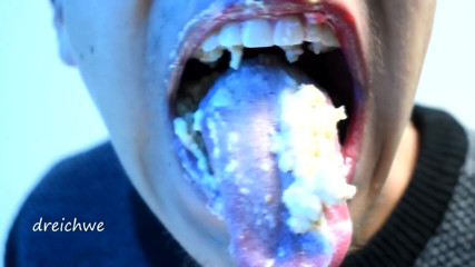 Dreichwe: Eating cake with his mouth