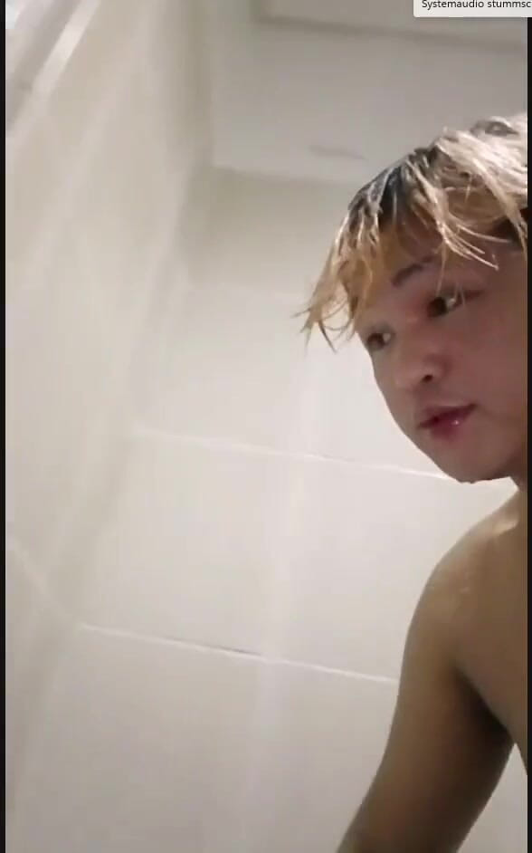 Fleshlab Gay: Cowok biseksual asia ini muncrat sendirian setelah masturbasi di kamar...