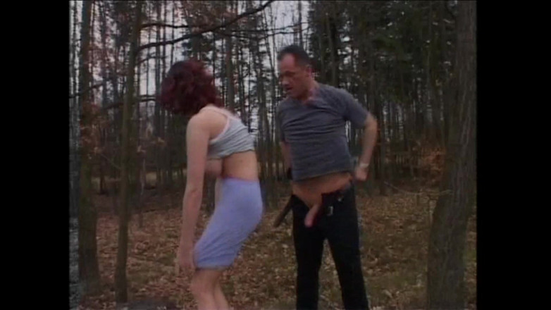 The Hunter Collection: Mladá zrzavá dívka s malými kozami naštvaná a ošukaná dvěma...