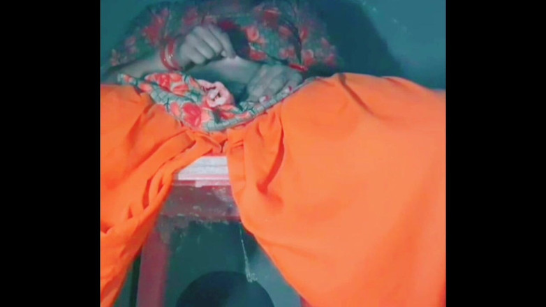 TricolorMusic3: Гаряча дівчина мастурбує mms