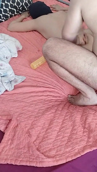 Smyslná masáž sexy páru s olejem na tělo.