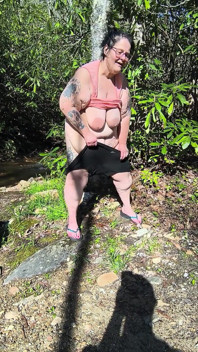 Baise à sec dans les bois, pisse dans une crique, regardez ses seins flasques et ses fesses