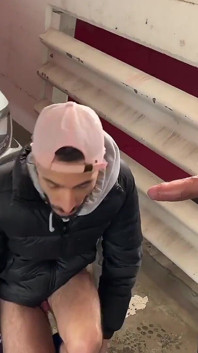 Junge arabische schwanzlutscherin nimmt massiven weißen schwanz auf dem parkplatz - 2