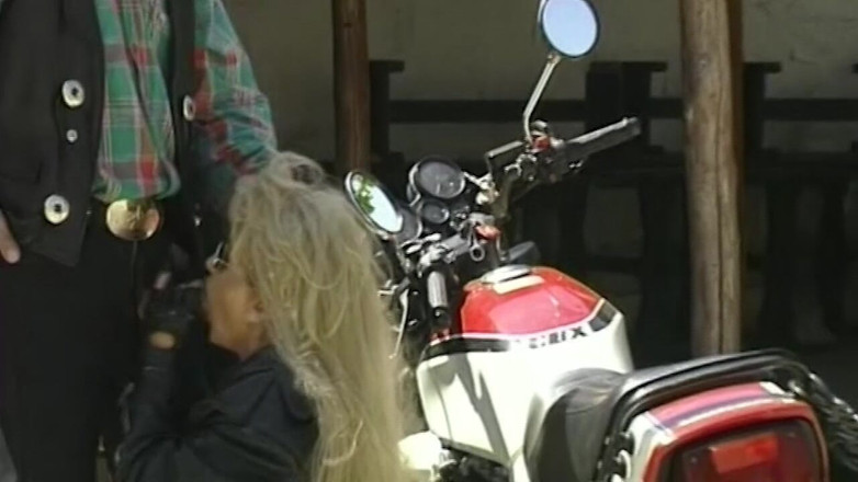 VHS-Vixxxen: Er Fickt Seine Frau Auf Der Harley