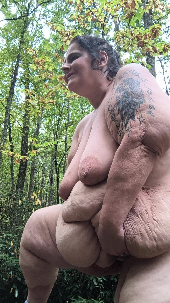 HerculesnVENUS: Une grosse salope dans les bois s’étire comme une rivière,...