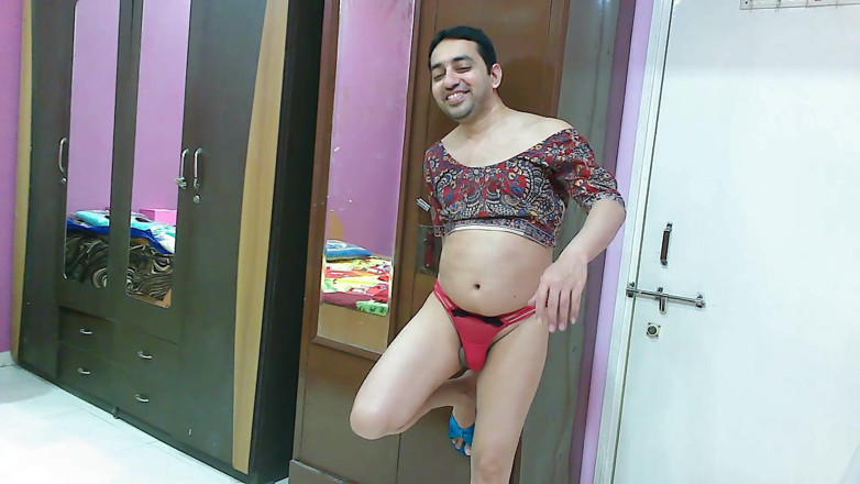 Cute & Nude Crossdresser: Сексуальный сисси кроссдрессер фембой Sweet Lollipop в напечатанном топе, красных стрингах и атласных тапочках.