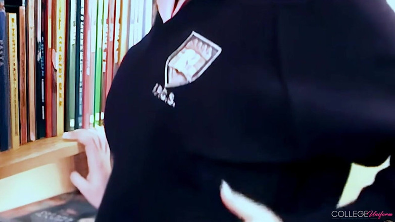 College Uniform: Julia Crown的书籍