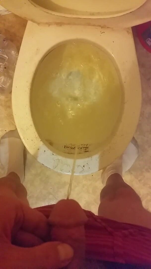 Fseanb: peshaab karna aur land baathroom men khelna.