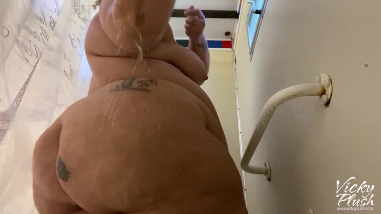 Vicky Plush: Worphip mich unter der dusche
