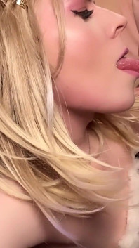 Trans vánoční Sissy Elf dojený šukacím strojem s obrovským robertkem! - Jessica Bloom
