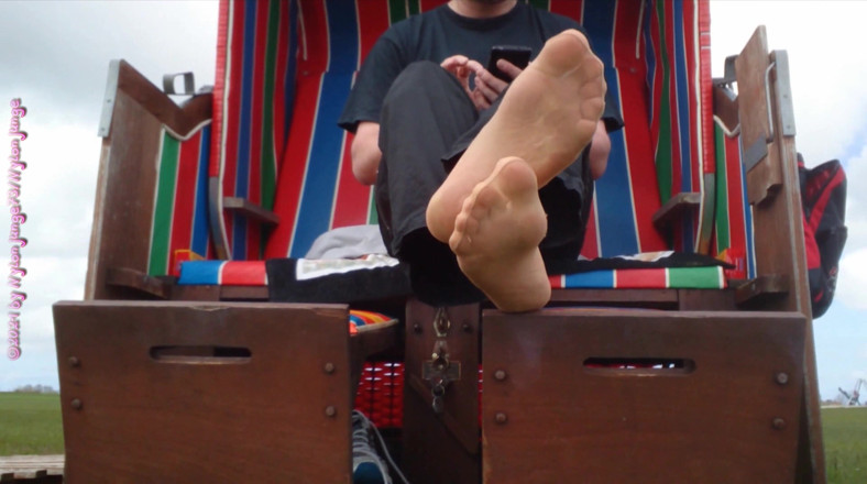 Carmen_Nylonjunge: Instantâneo dos meus pés de nylon na praia 2 - Vacation Wangerland -