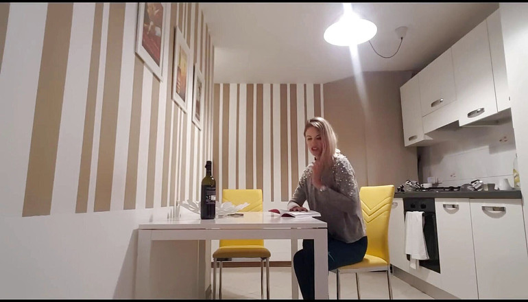 Erotic Tanya: 女孩阅读和硬