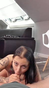 Scout allemand - Sharlotte Thorne, grande étudiante tatouée, se fait draguer et baiser