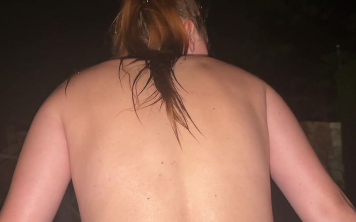 Katy Milligan: La ragazza succhia all'aperto mentre piove